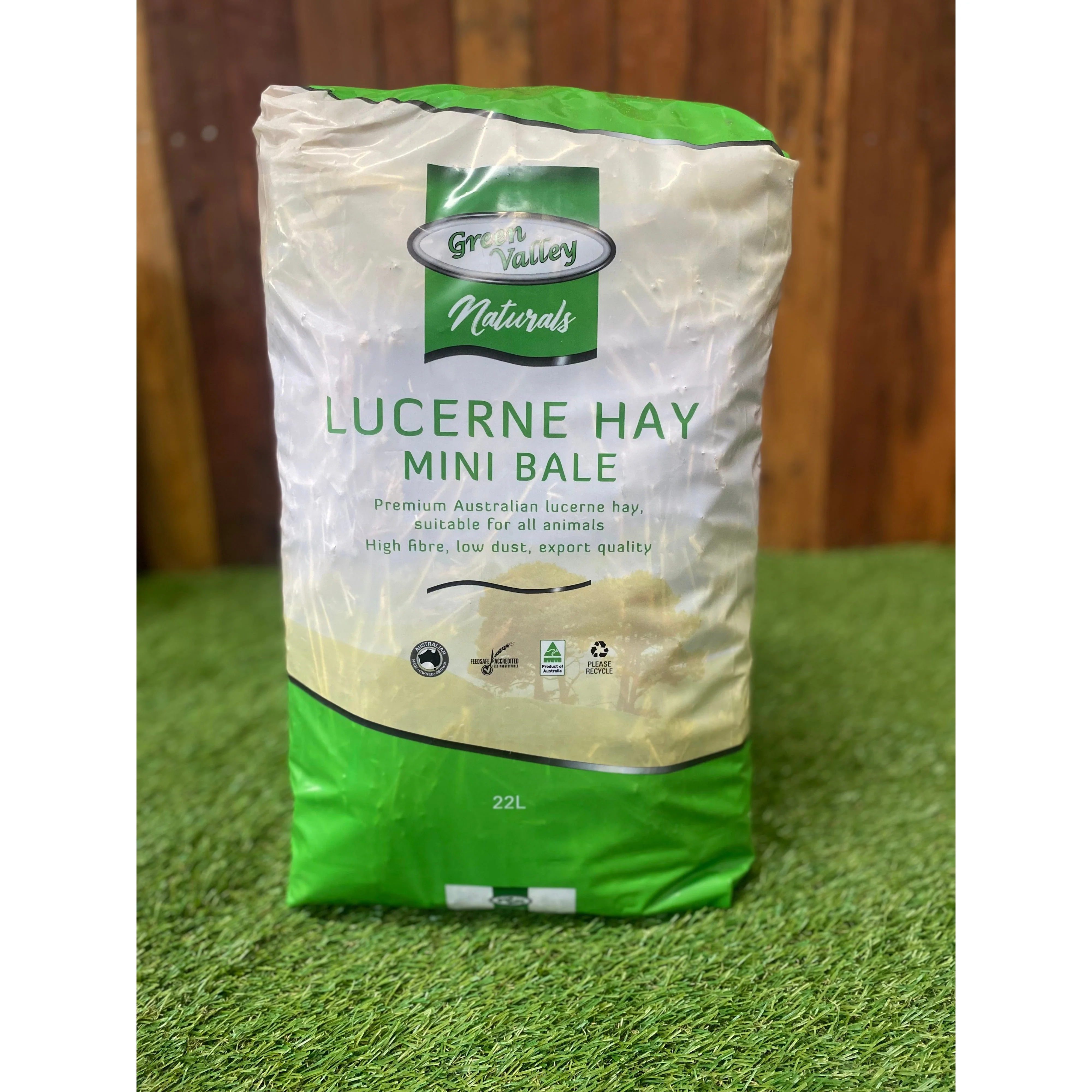 Green Valley Naturals Lucerne Mini Hay Bale for Small Animals 22L - Image 2