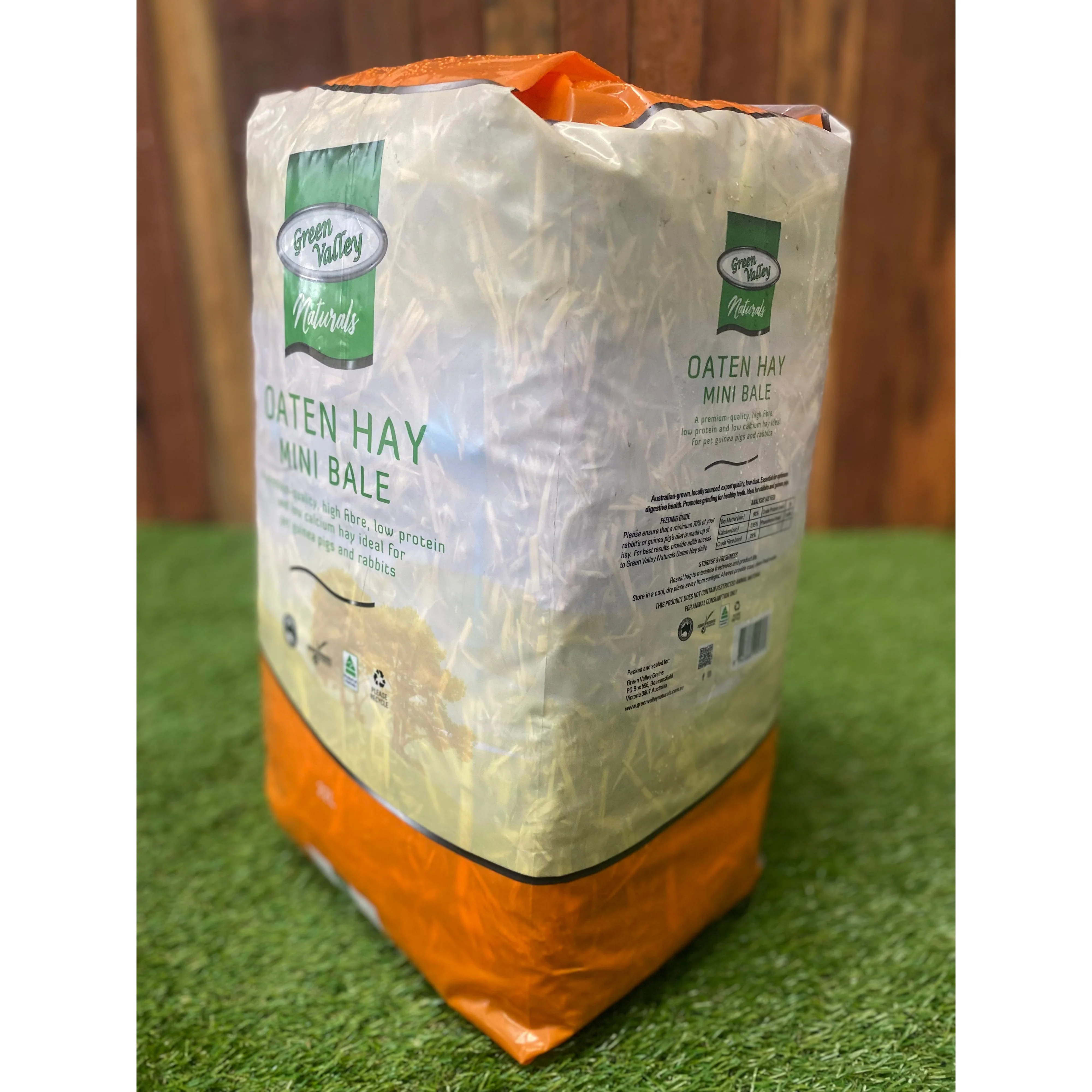 Green Valley Naturals Oaten Hay Mini Bale for Small Animals 22L - Image 3